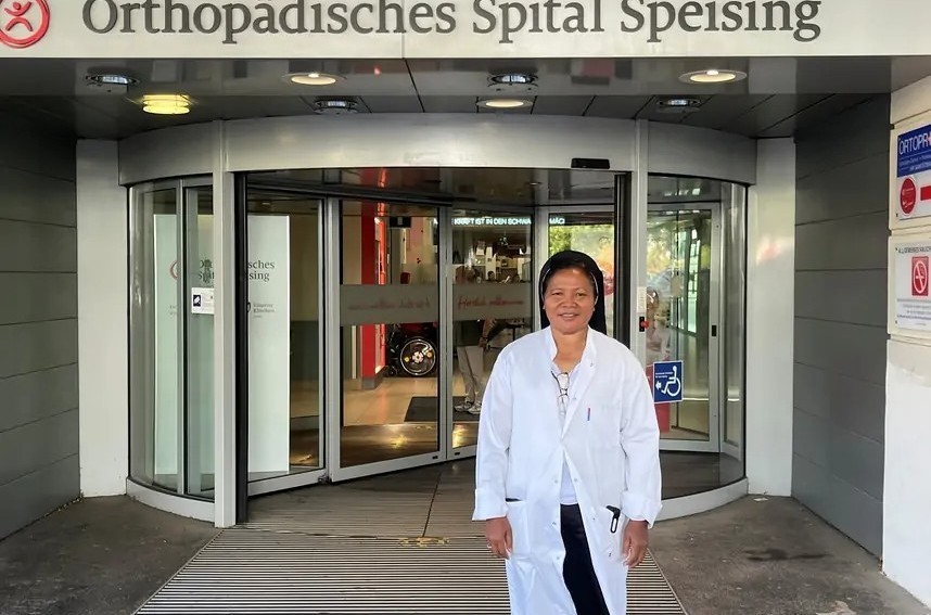 Sr Sr. Lelia Surtina SSpS vor dem Orthopädischen Spital Speising