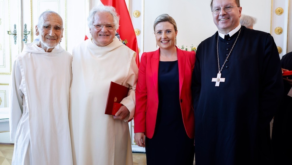 Am 4. Juli 2023 überreichte Bundesministerin Susanne Raab (m.r.) Goldene Ehrenzeichen und ein Goldenes Verdienstzeichen.