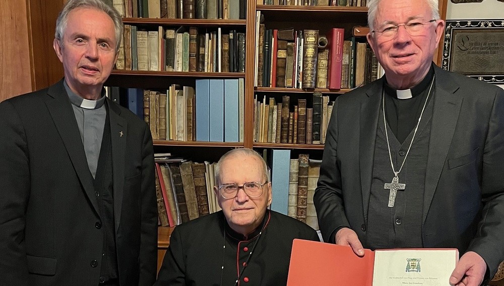 Überreichung einer Gedenkmedaille am 2. Februar 2024 - v.l.: Weihbischof Hansjörg Hofer, Johannes Nepomuk Neuhardt, Erzbischof Franz Lackner