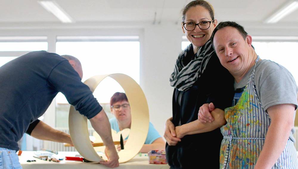 Mann mit Trisomie 21 bei Kunstprojekt