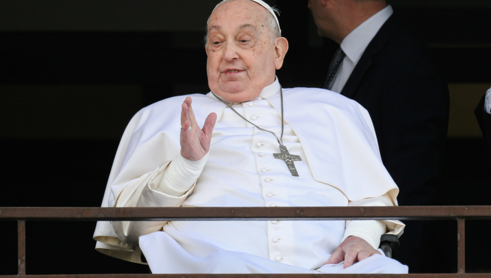 Der erkrankte Papst Franziskus winkt am 23. März 2025 zum ersten Mal seit seiner Klinikeinlieferung vom 14. Februar von einem Balkon der Gemelli-Klinik in Rom (Italien).